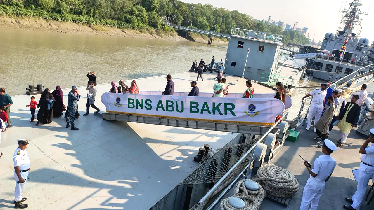 বিজয় দিবসে মোংলায় নৌবাহিনীর যুদ্ধজাহাজ প্রদর্শনী
