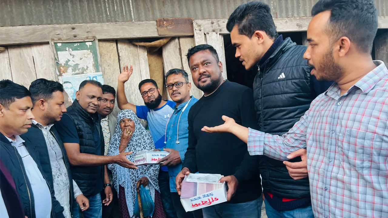 সোহেল মনজুর সুমন প্রতিমন্ত্রী হওয়ায় এলাকায় মিষ্টি বিতরণ