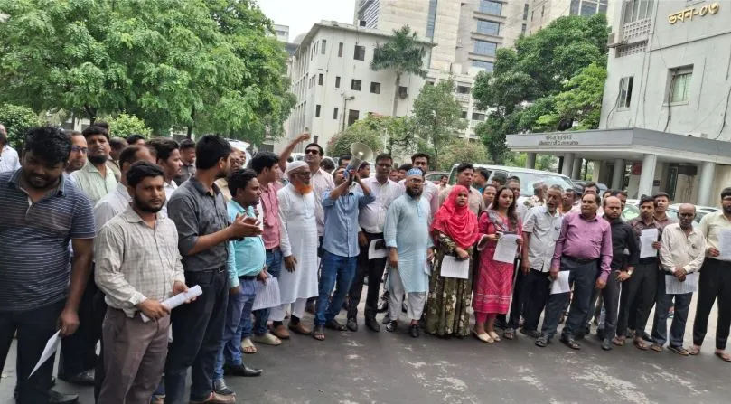 চাকরি আইন বাতিলের দাবিতে সচিবালয়ে বিক্ষোভে কর্মচারীরা