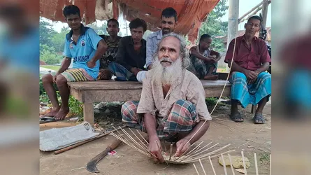 অন্ধ হয়েও থেমে নেই গণি মিয়া, বাঁশের ঝুড়ি বুনে চলছে সংসার