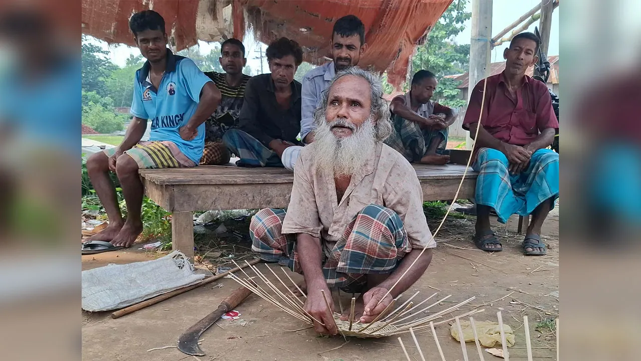 অন্ধ হয়েও থেমে নেই গণি মিয়া, বাঁশের ঝুড়ি বুনে চলছে সংসার