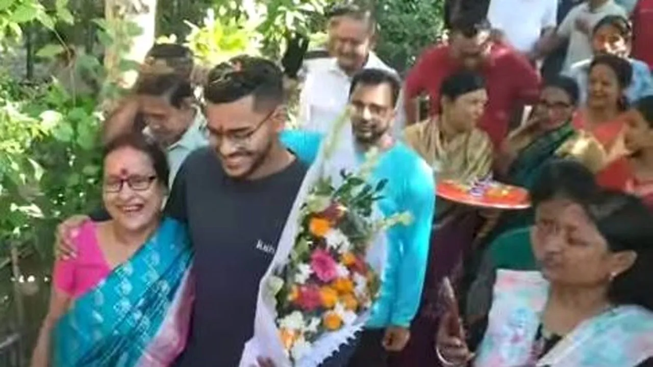 পৈতৃক ভিটায় শমিত শোম, শ্রীমঙ্গলে আনন্দের বন্যা