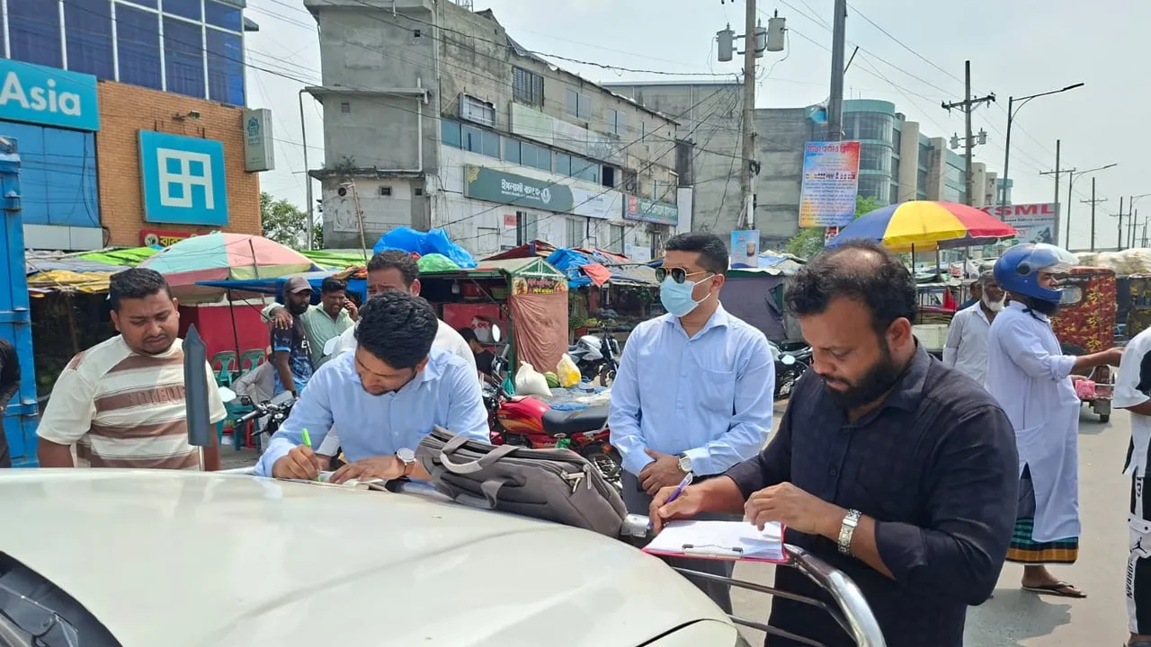 সিরাজদিখানে ৭ মোটরসাইকেল চালককে ভ্রাম্যমাণ আদালতের জরিমানা