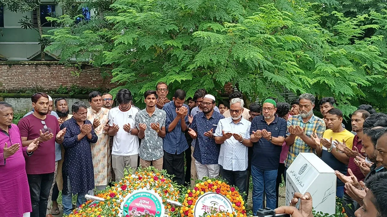 সিরাজগঞ্জে জুলাই শহীদদের কবরে বিএনপির শ্রদ্ধা