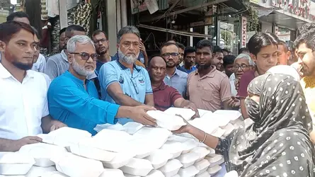 বিএনপির প্রতিষ্ঠাবার্ষিকীতে সিরাজগঞ্জে গরীব মানুষের মাঝে খাবার বিতরণ