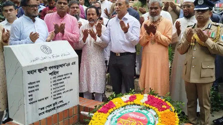 সিরাজগঞ্জে ১৩ শহীদের কবরে জেলা প্রশাসনের শ্রদ্ধা নিবেদন