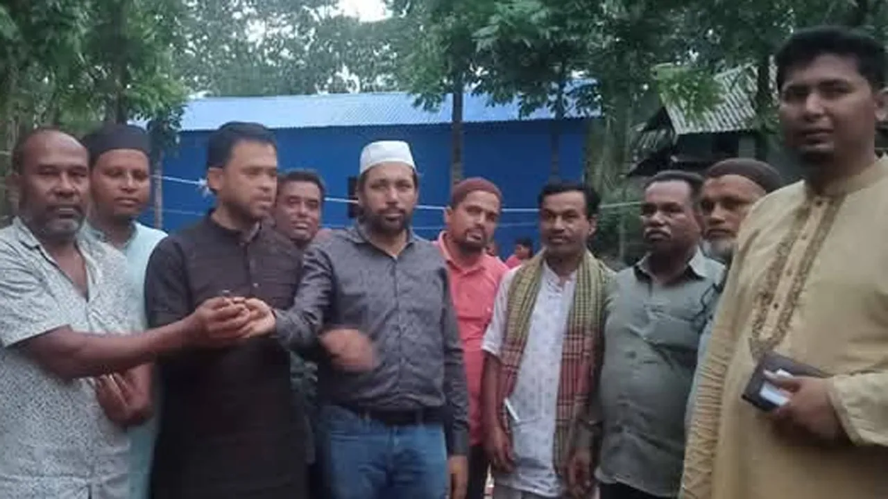 সীতাকুণ্ডে আগুনে পুড়ে যাওয়া জলদাসের ঘর নির্মাণ করে দিলো জামায়াত