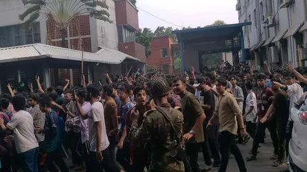 রণক্ষেত্র সচিবালয়, গেট ভেঙে প্রবেশ করেছেন শিক্ষার্থীরা