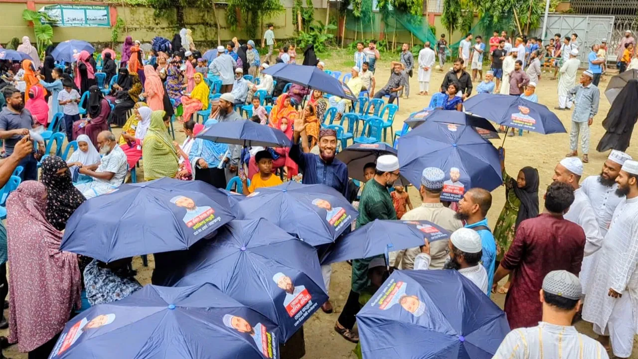 সুবিধাবঞ্চিত শিক্ষার্থীদের ছাতা উপহার দিলেন সেলিম উদ্দিন