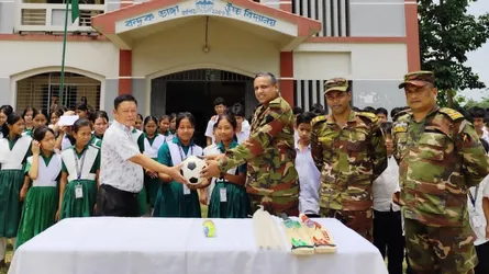 নানিয়ারচরে সেনাবাহিনীর উদ্যোগে ক্রীড়া সামগ্রী বিতরণ