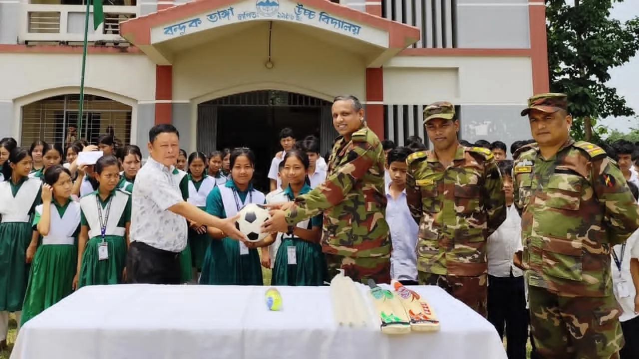 নানিয়ারচরে সেনাবাহিনীর উদ্যোগে ক্রীড়া সামগ্রী বিতরণ