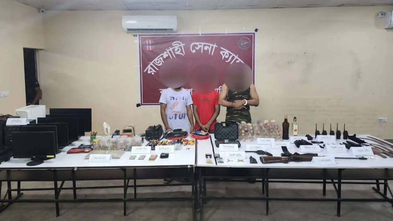 রাজশাহীতে সেনাবাহিনীর অভিযানে বিপুল পরিমাণ অস্ত্র ও বিস্ফোরক উদ্ধার, আটক ৩