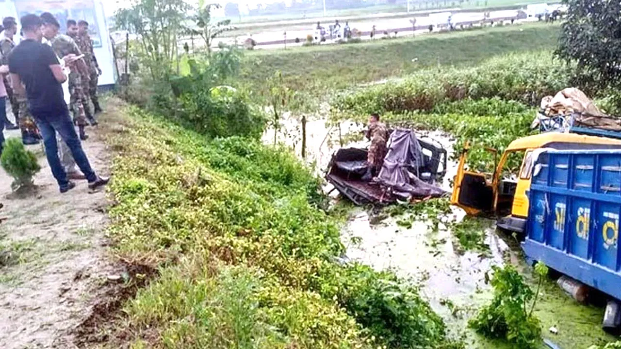 রাজশাহীতে ট্রাকের ধাক্কায় সেনাবাহিনীর টহল গাড়ি খাদে, আহত ১০