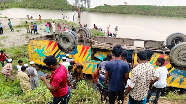 সরাইলে নিয়ন্ত্রণ হারিয়ে বাস খাদে, নারী ও শিশুসহ নিহত ৪