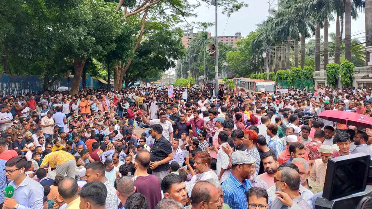 নগর ভবনের সামনে চতুর্থ দিনের মতো অবস্থান কর্মসূচিতে ইশরাকের সমর্থকরা