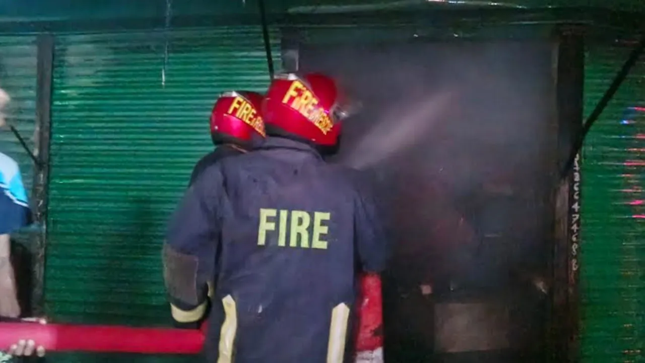 শ্রীনগরে মাঝরাতে আগুনে পুড়ল ৩ দোকান