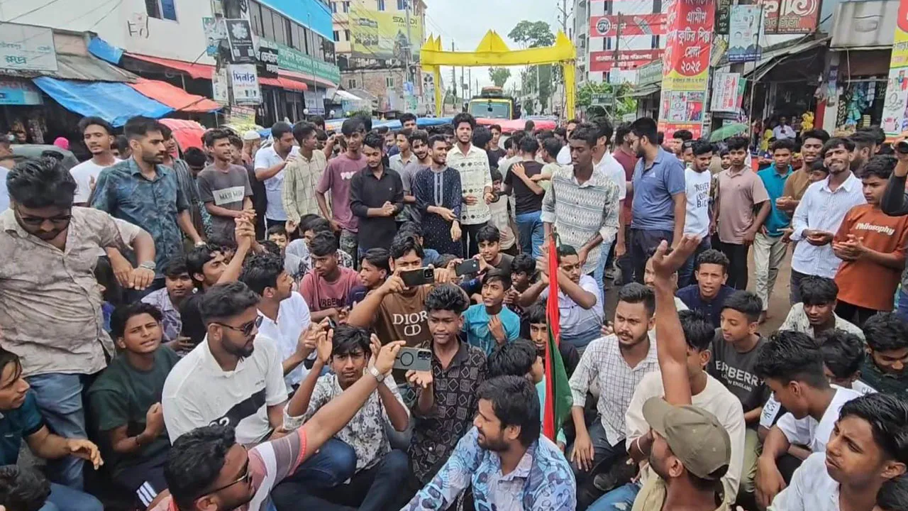 শরীয়তপুরে ছাত্রদলের কমিটি বাতিলে বিক্ষোভ