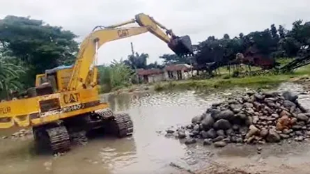 সিলেটে পুকুর থেকে বিপুল পরিমাণ সাদাপাথর উদ্ধার