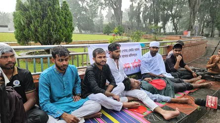 রাবিতে ২২ ঘণ্টা ধরে চলছে শিক্ষার্থীদের অনশন, অসুস্থ দু’জন হাসপাতালে