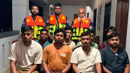 সুন্দরবনে ট্রলারের তলা ফেটে বিপত্তি, ৯৯৯-এ কলে মাঝিসহ ৯ পর্যটক উদ্ধার