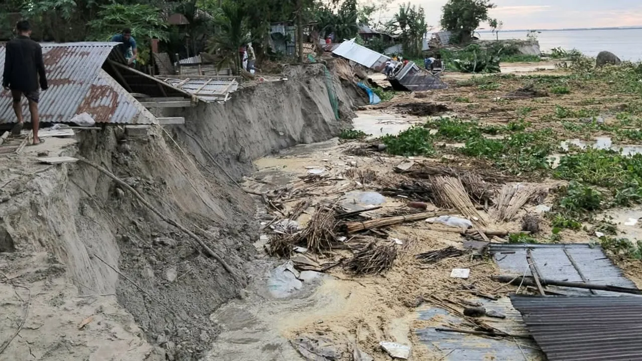 সুন্দরগঞ্জে নদীভাঙনে বিলীন অর্ধশতাধিক পরিবারের ঘরবাড়ি