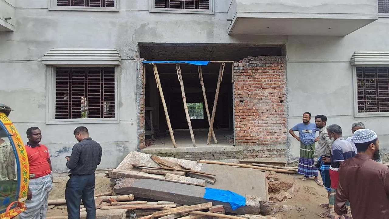 শ্রীপুরে সানসেটের নিচে চাপা পড়ে নির্মাণশ্রমিকের মৃত্যু