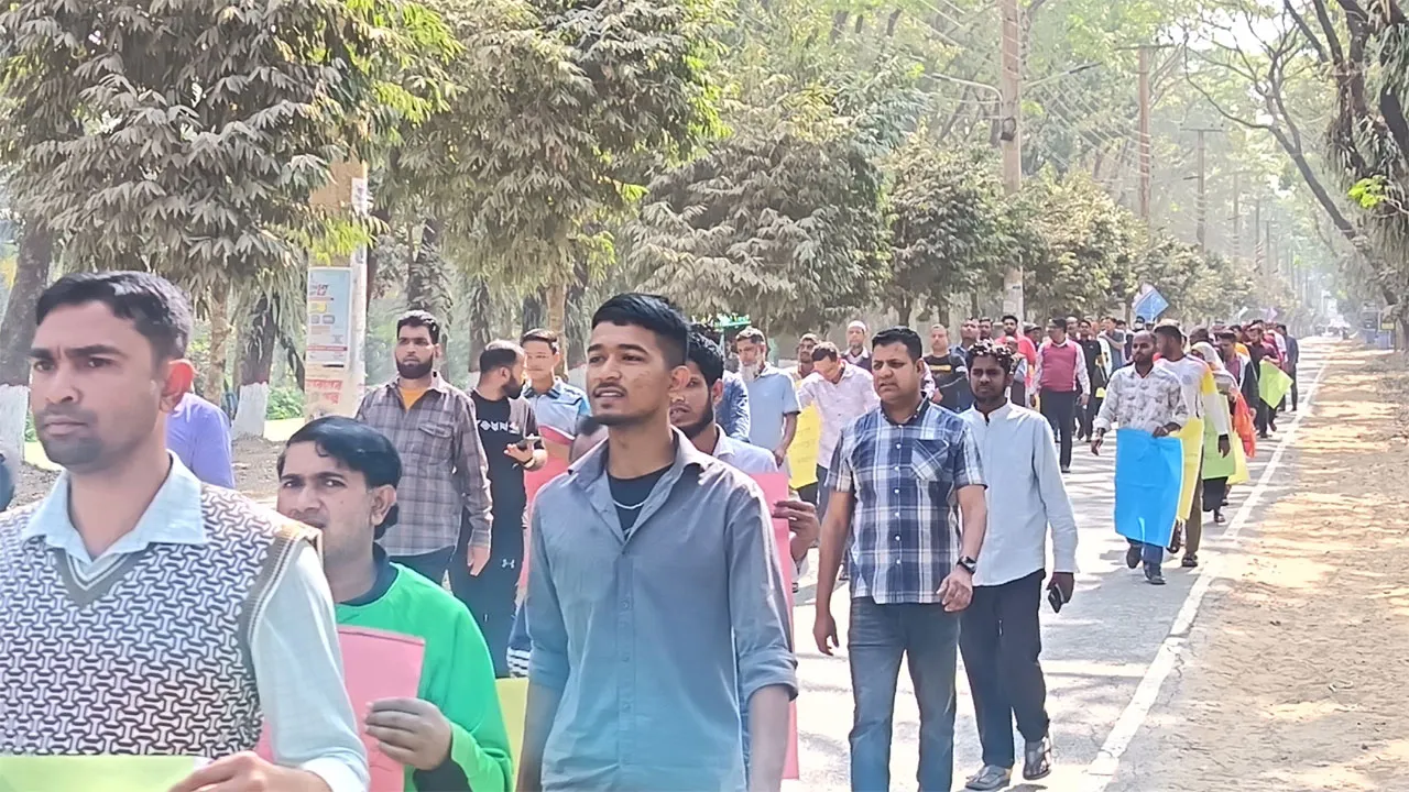 নবম পে-স্কেল বাস্তবায়নের দাবিতে শাবিপ্রবিতে কর্মচারীদের বিক্ষোভ