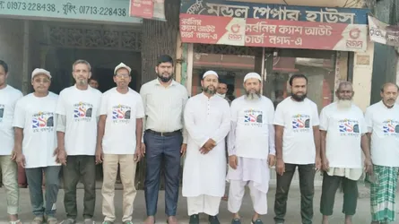 সৈয়দপুরে পত্রিকা হকারদের নয়া দিগন্তের টি-শার্ট উপহার