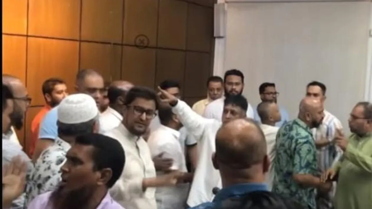 সিলেট চেম্বার নির্বাচন স্থগিত নিয়ে উত্তেজনা, ডিসি অফিসে দু’পক্ষের হাতাহাতি
