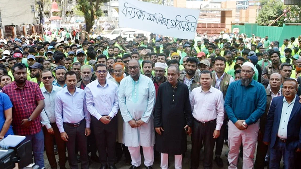 পরিচ্ছন্নতাকর্মীদের প্রধানমন্ত্রীর ঈদ অনুদান তুলে দিলেন সিসিক প্রশাসক