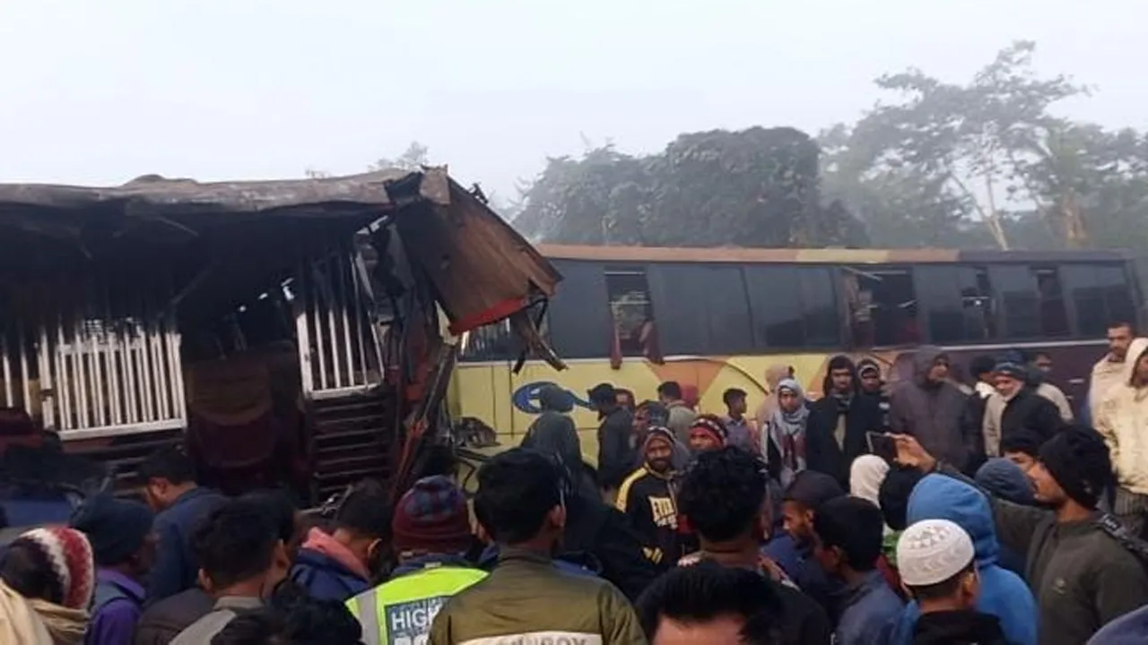 সিলেটে তিন বাসের সংঘর্ষে নিহত ২