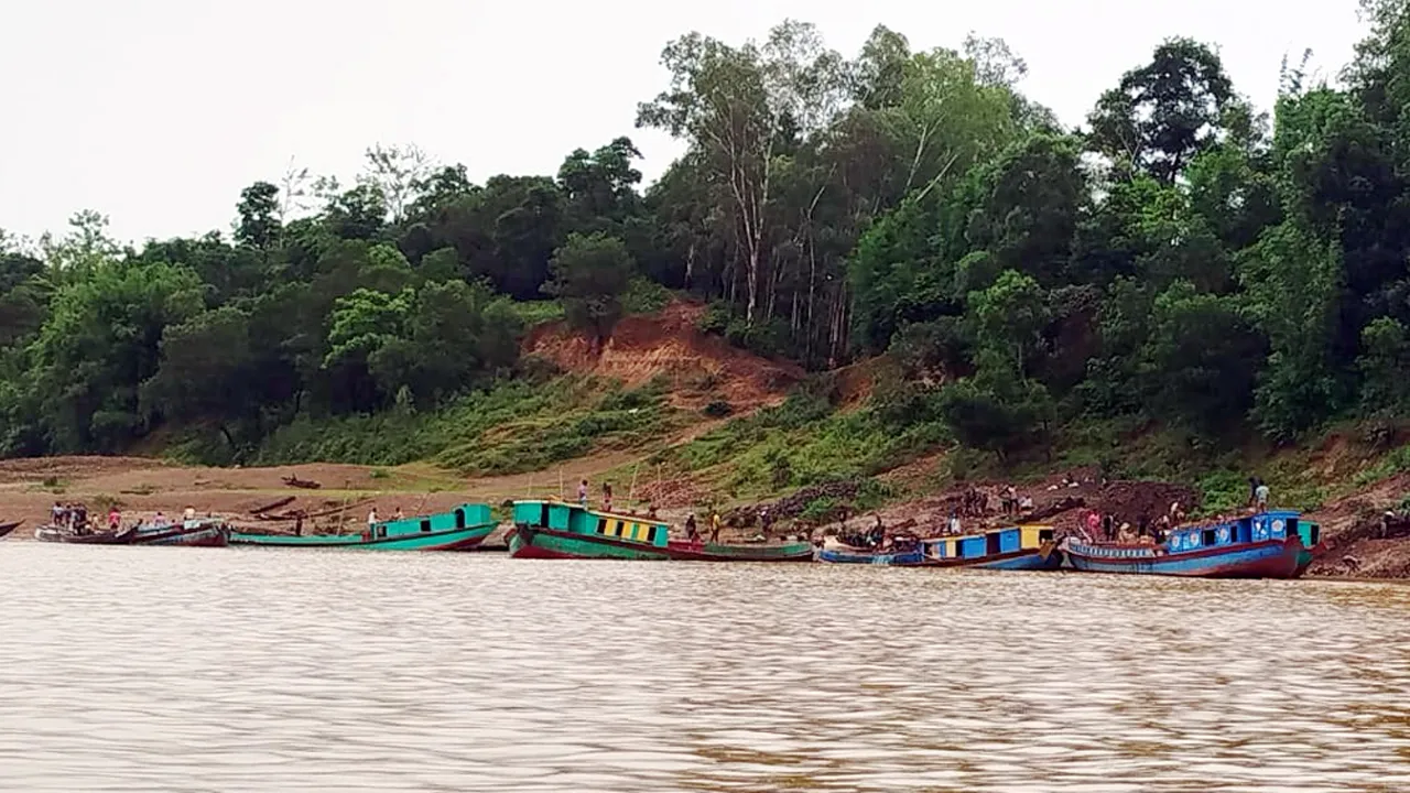 সিলেটের লোভাছড়া থেকে সবধরনের পাথর স্থানান্তর ও পরিবহন বন্ধ