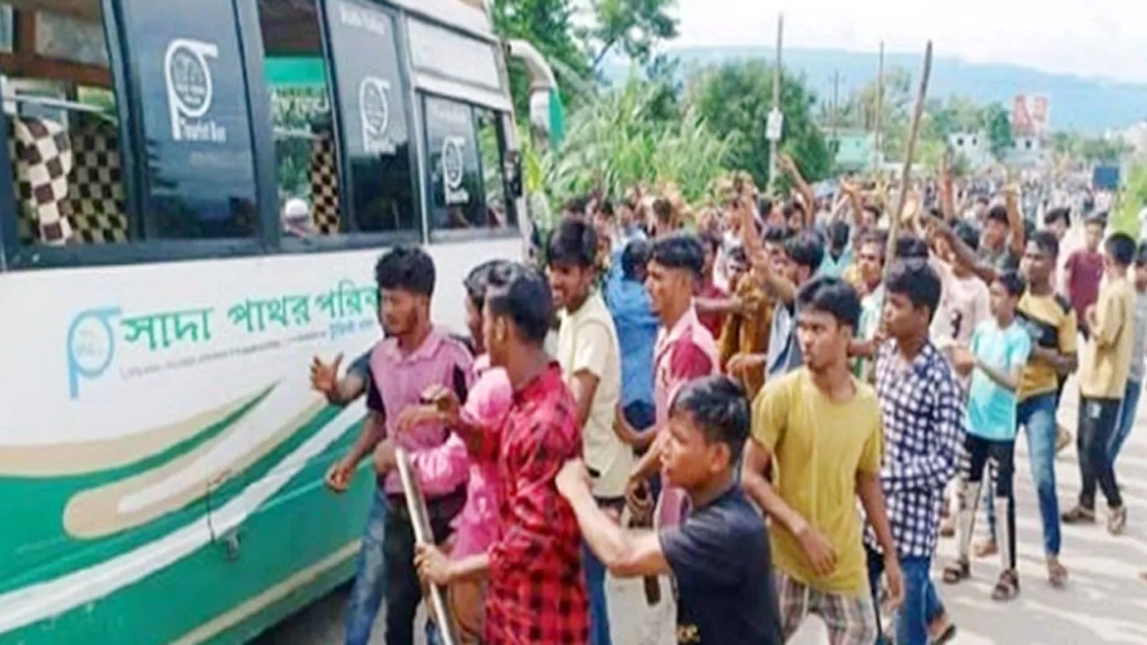 সিলেটে কোয়ারি শ্রমিকদের আন্দোলনে গাড়ি ভাঙচুর