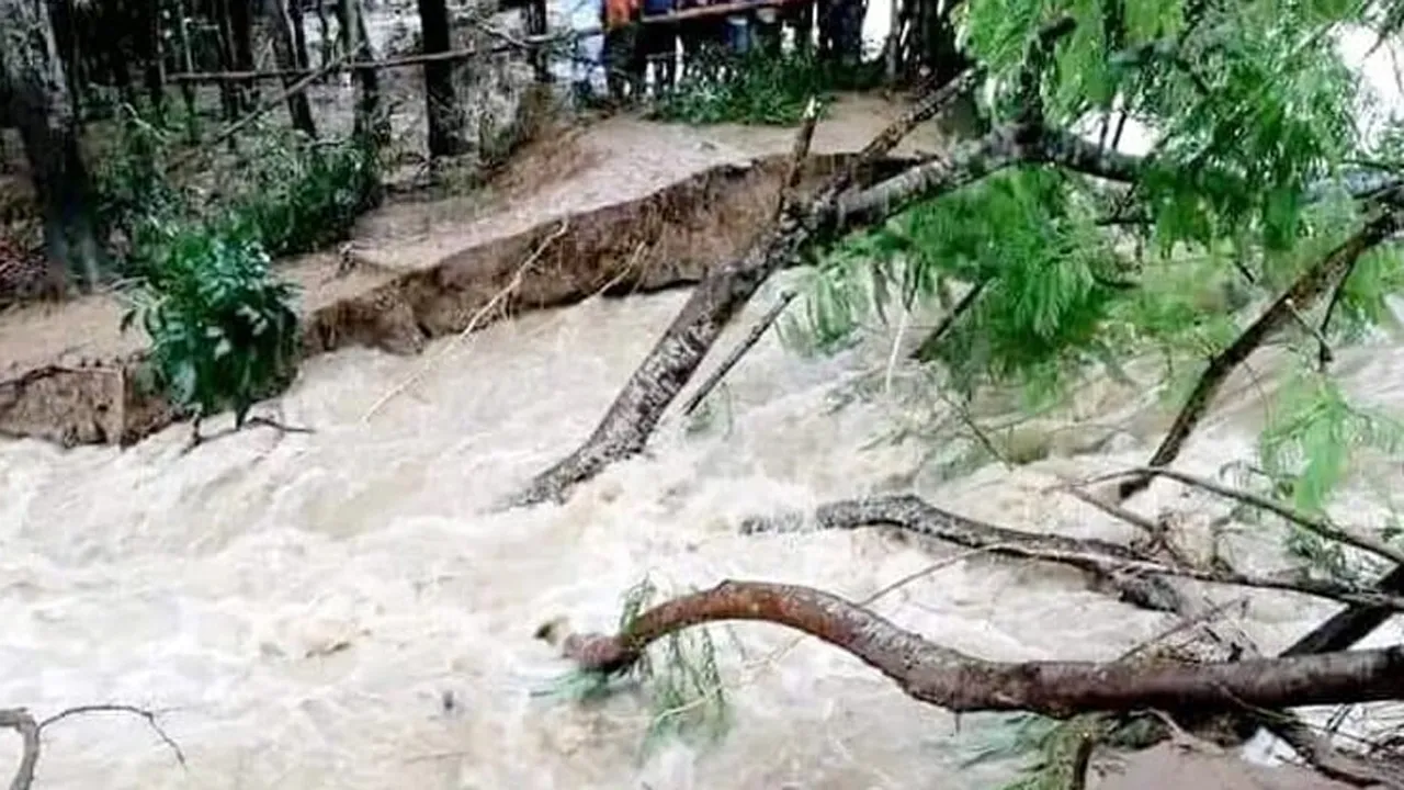 সিলেটে কুশিয়ারার বাঁধ উপচে প্লাবিত হচ্ছে লোকালয়