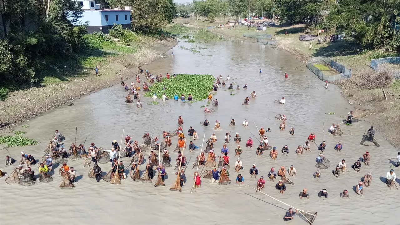 মধুপুরে বংশাই নদীতে পলো উৎসব অনুষ্ঠিত