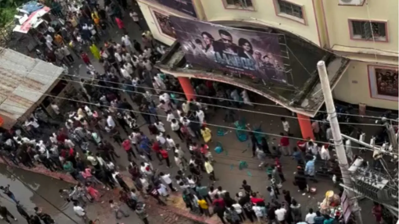 শাকিব খানের ‘তাণ্ডব’ চলাকালীন কারিগরি ত্রুটি, হল ভাঙচুর