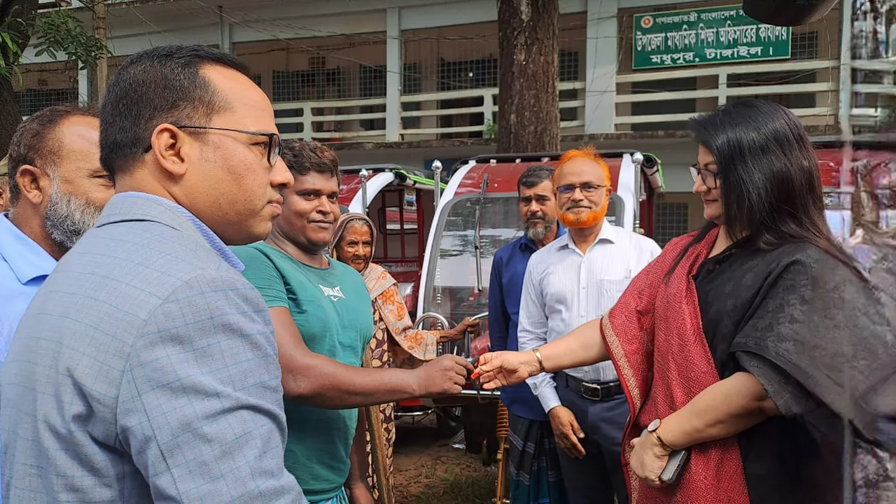 টাঙ্গাইলে ভিক্ষুক পুনর্বাসনে উপহার দিলো জেলা প্রশাসক