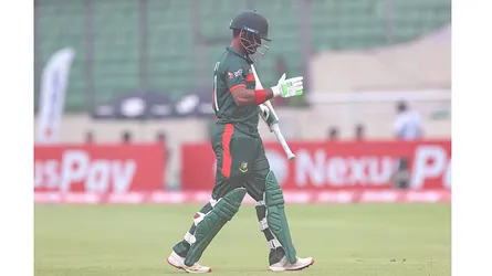 ৫ উইকেট নেই বাংলাদেশের, চাপে স্বাগতিকরা