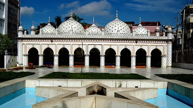 শতবর্ষ প্রাচীন তারা মসজিদের স্থাপত্যসৌকর্য আজও মানুষকে মুগ্ধ করে