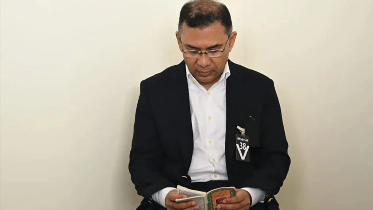 মায়ের কফিনের পাশে কুরআন তিলাওয়াত করেন তারেক রহমান