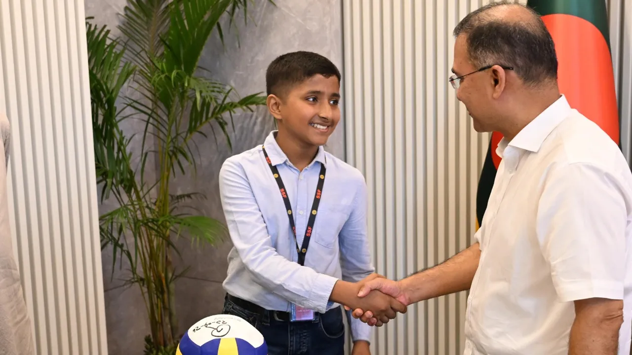 মাইলস্টোন ট্র্যাজেডিতে বোন হারানো তাহসিনের হাসি স্পর্শ করল প্রধানমন্ত্রীকে