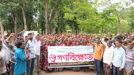 বড়লেখায় দৈনিক ৫০০ টাকা মজুরির দাবিতে চা শ্রমিকদের বিক্ষোভ