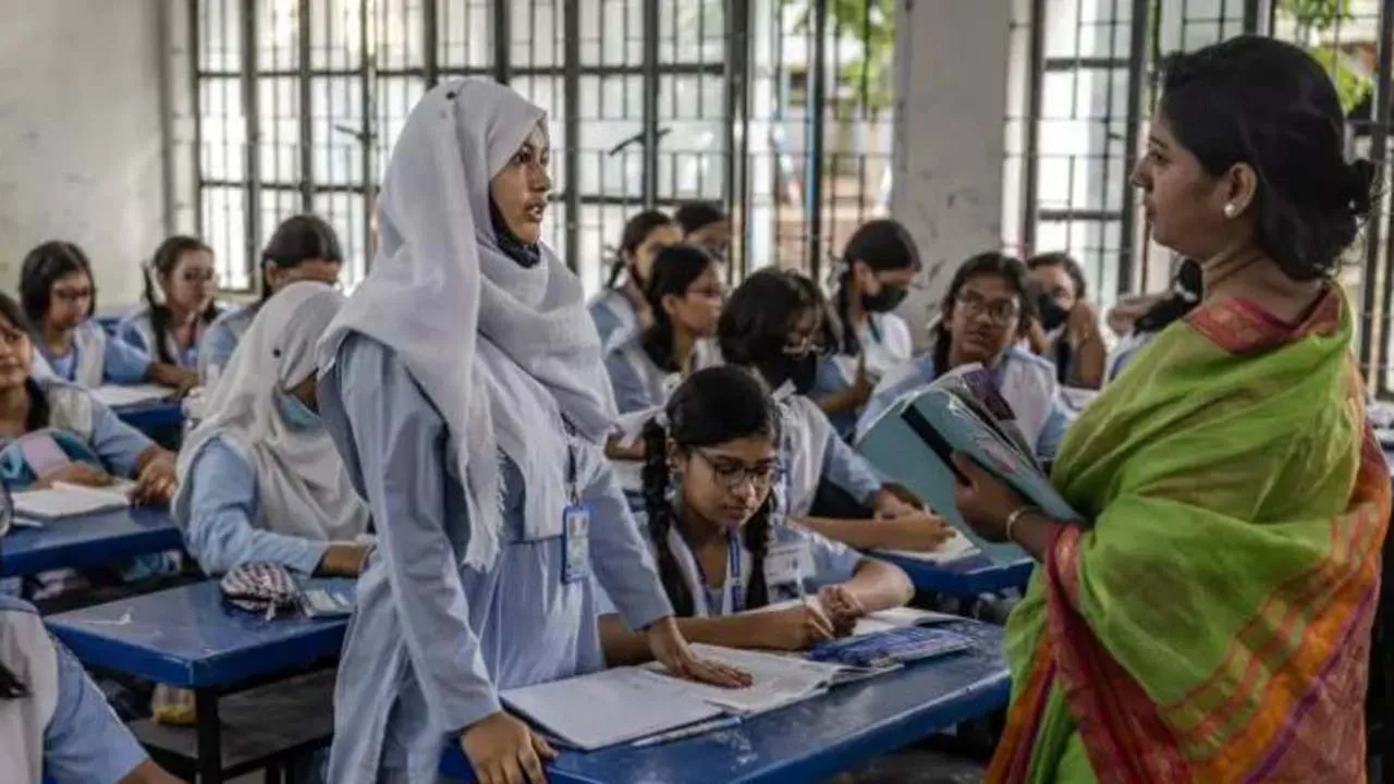 বেসরকারি স্কুলে অবসরপ্রাপ্ত শিক্ষক কেন নিয়োগ দিচ্ছে সরকার