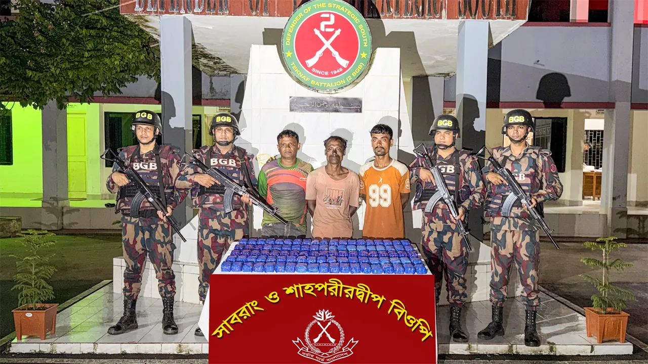 নাফ নদীতে ১ লাখ ৯০ হাজার পিস ইয়াবাসহ আটক ৩