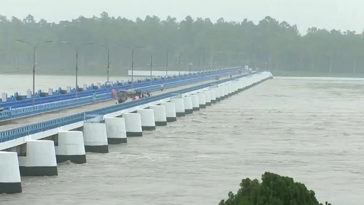 তিস্তার পানি বিপৎসীমা ছুঁই ছুঁই, খুলে দেয়া হলো ব্যারেজে সবকটি গেট