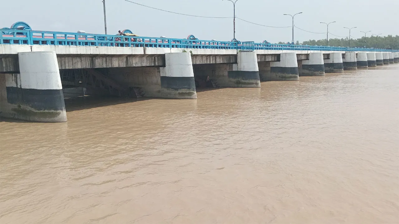 উজানের ঢলে তিস্তা নদীর পানি বিপৎসীমার উপরে
