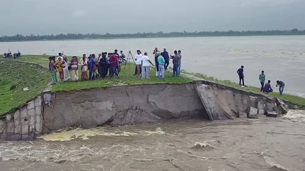 দ্বিতীয় তিস্তা সেতু রক্ষা বাঁধের ৬০ মিটার ধস : হুমকিতে সেতু ও সড়ক