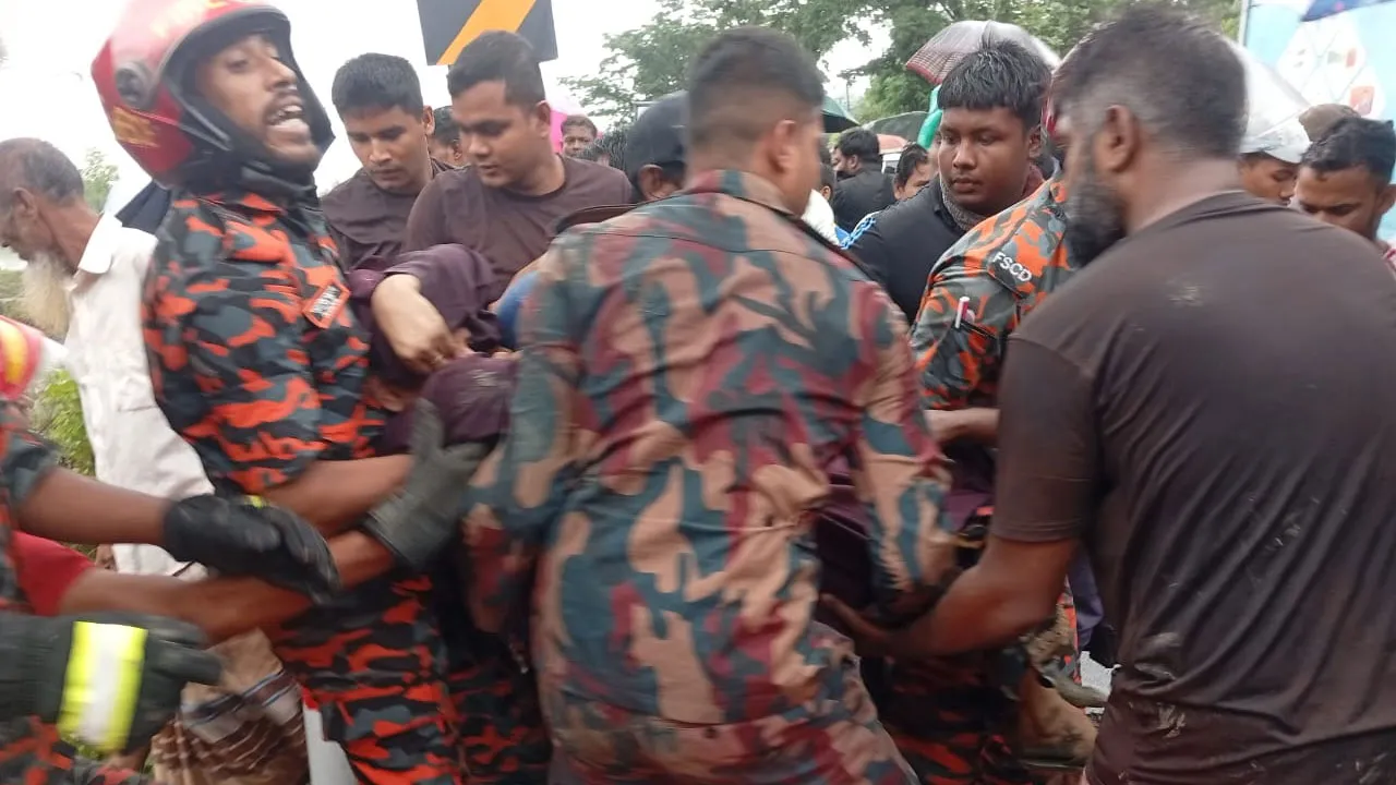 টেকনাফে দুর্ঘটনাকবলিত বাসের যাত্রীদের উদ্ধার করে আহতদের হাসপাতালে পাঠালো বিজিবি