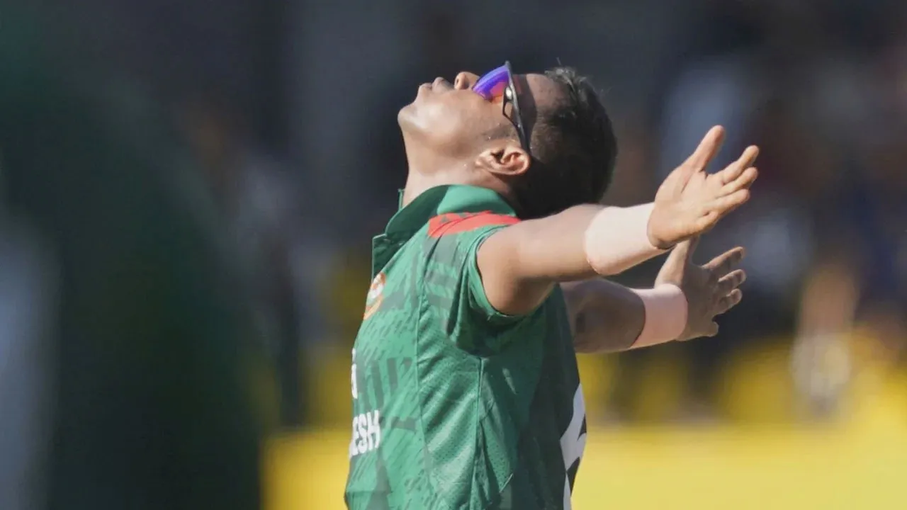 তানভীরের অভিষেক উইকেট, জুটি ভাঙলো বাংলাদেশ