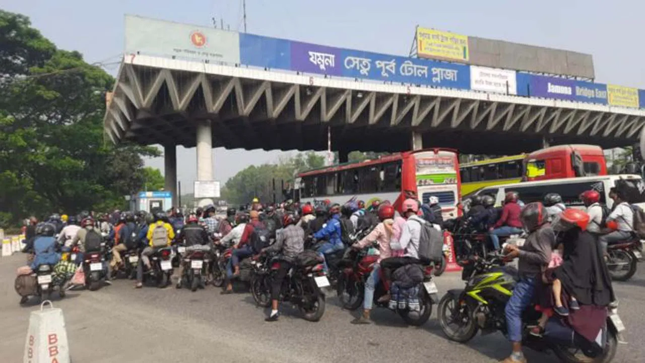 শেষ মুহূর্তে বাড়ির পথে ঘরমুখো মানুষ, নেই যানজট